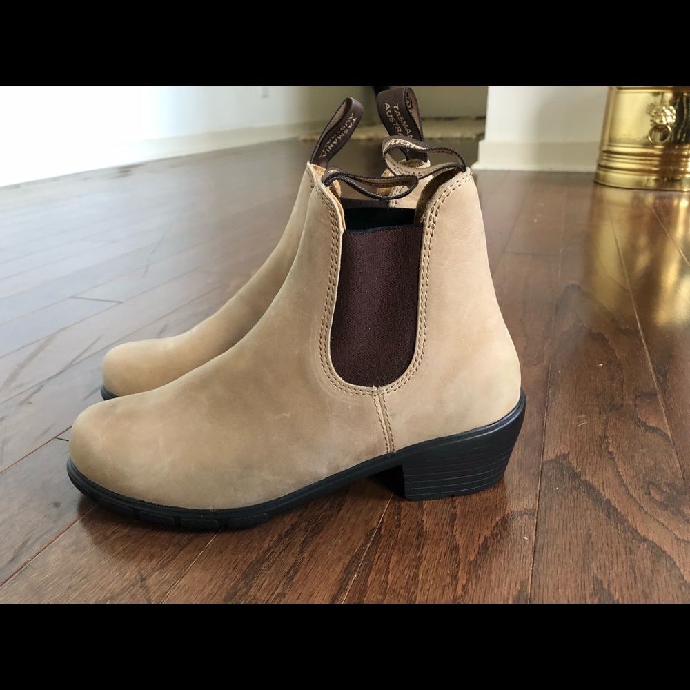 Light Tan Women’s Blundstone Chelsea boot size US7